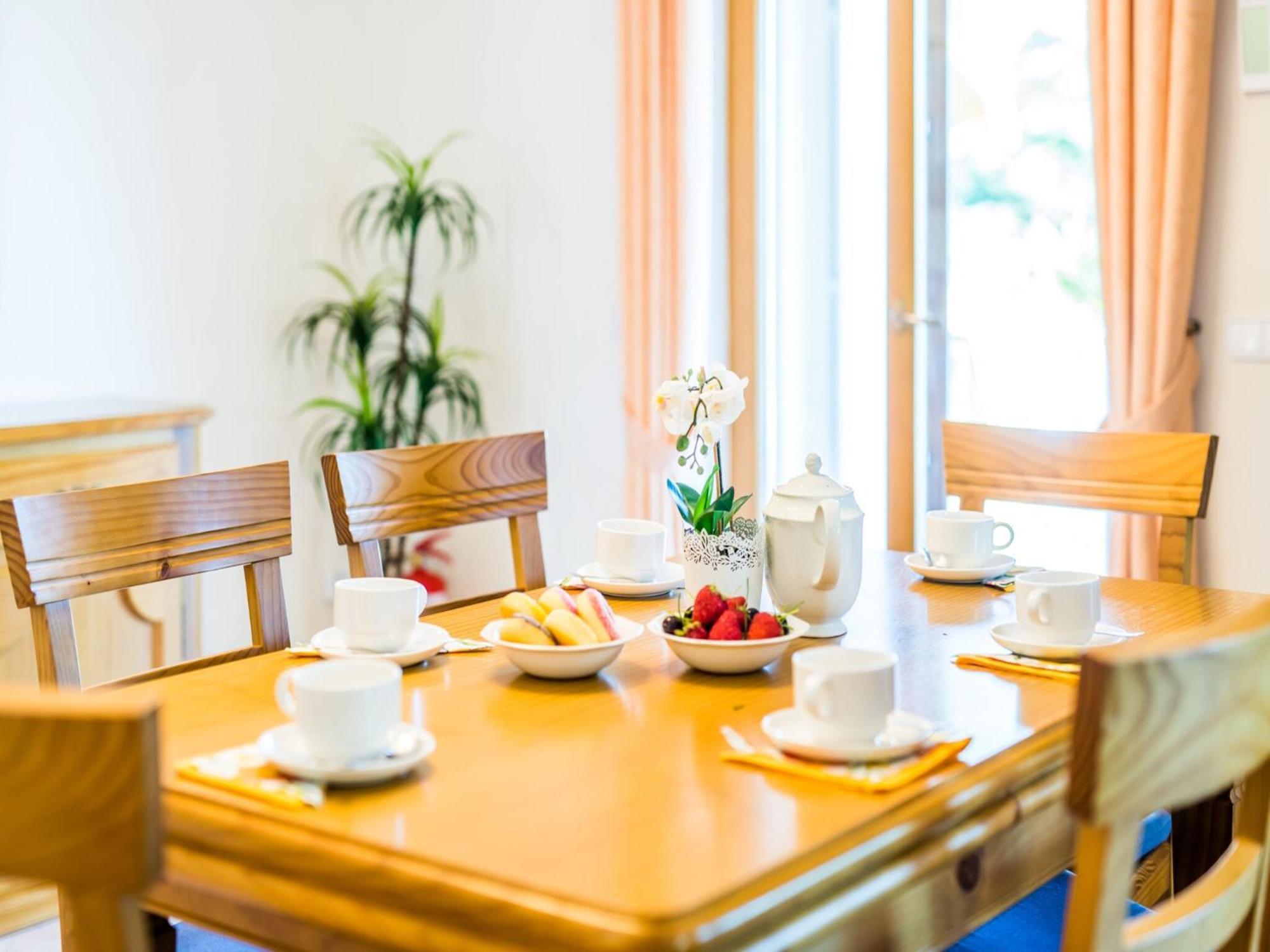 Vakantiehuis Elegant With Garden