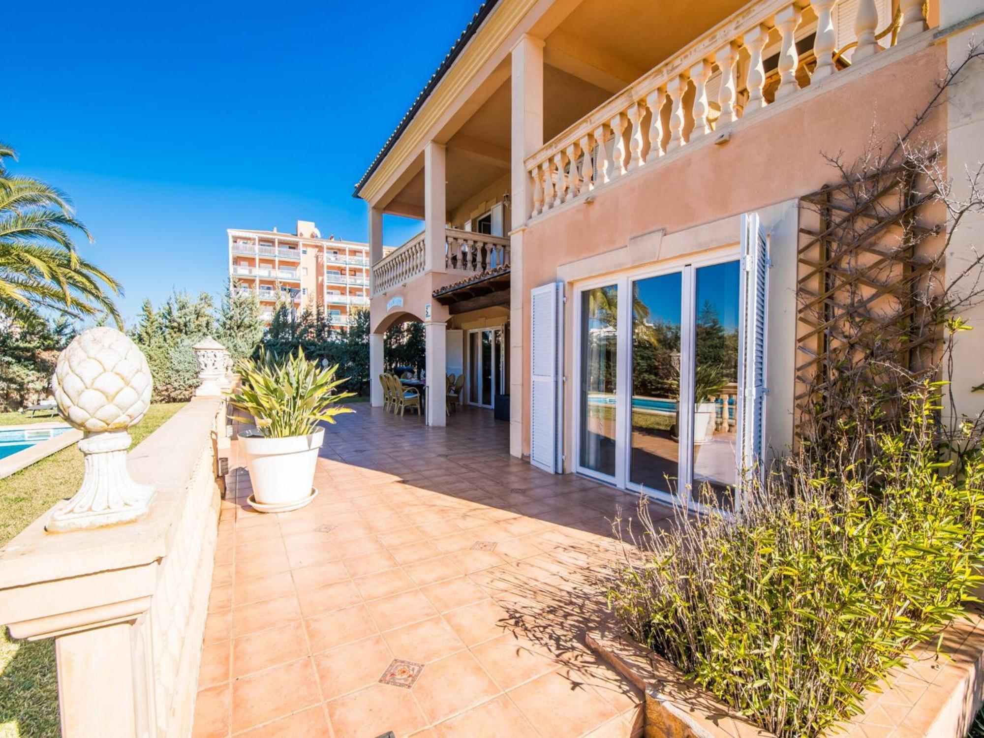 Vakantiehuis Elegant With Garden *