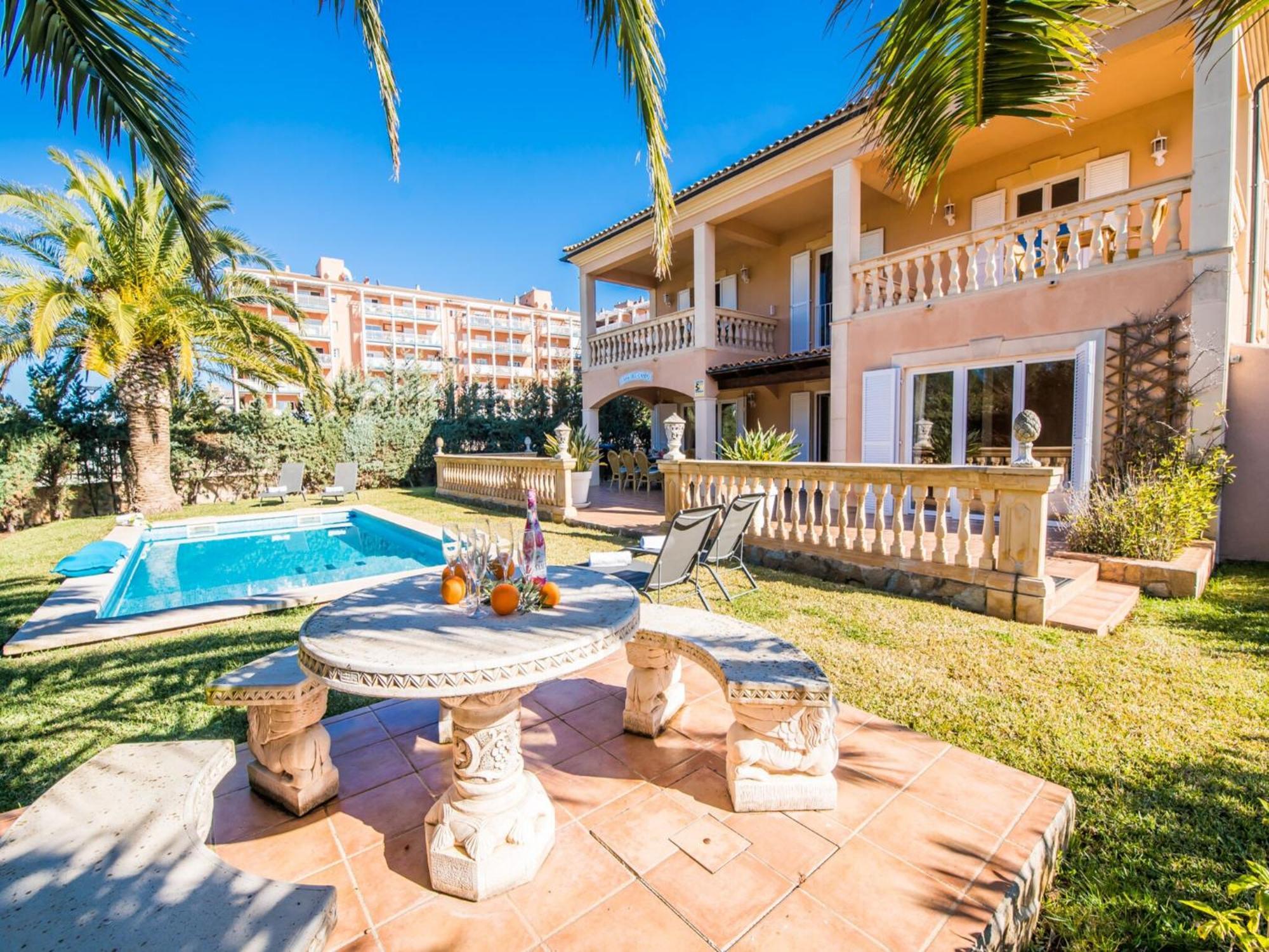 Vakantiehuis Elegant With Garden