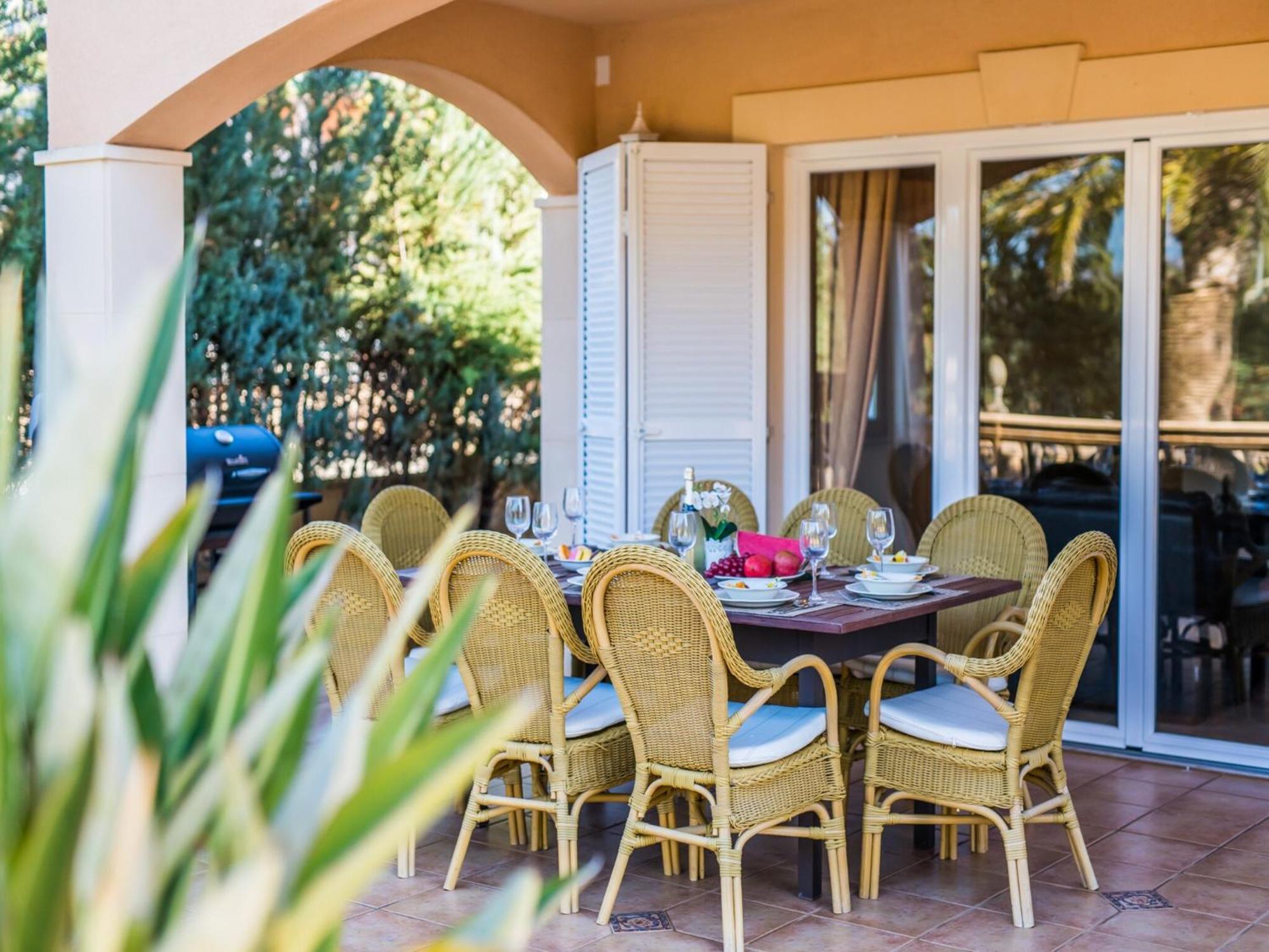 Vakantiehuis Elegant With Garden *