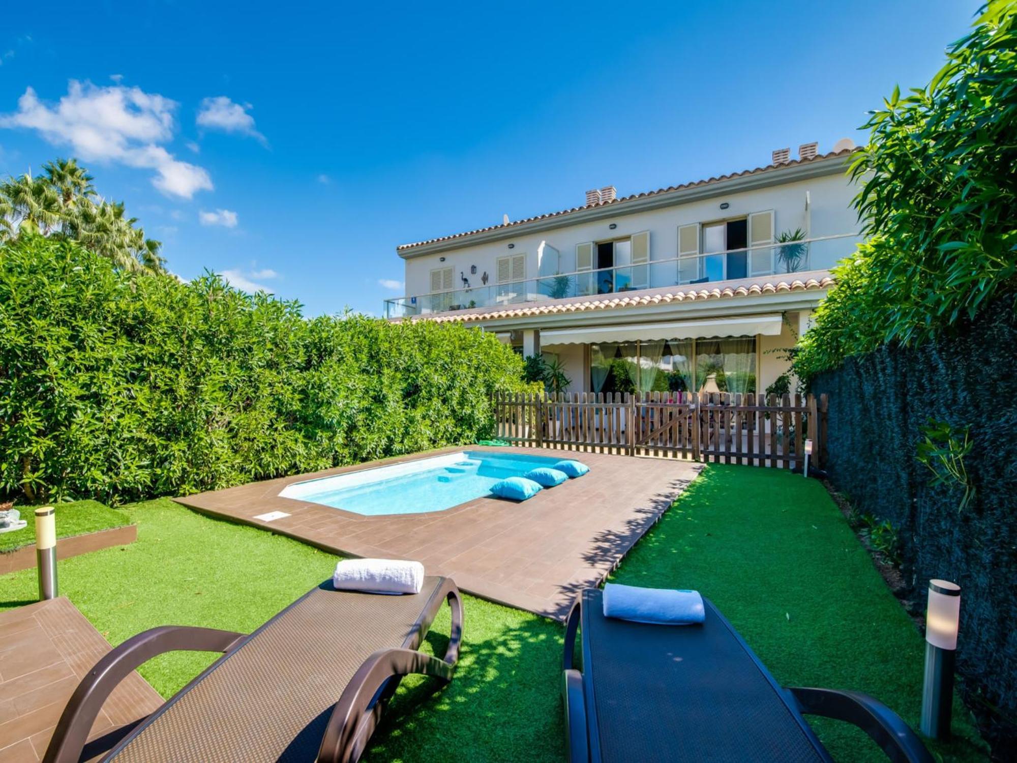 With Swimming Pool Casa de férias