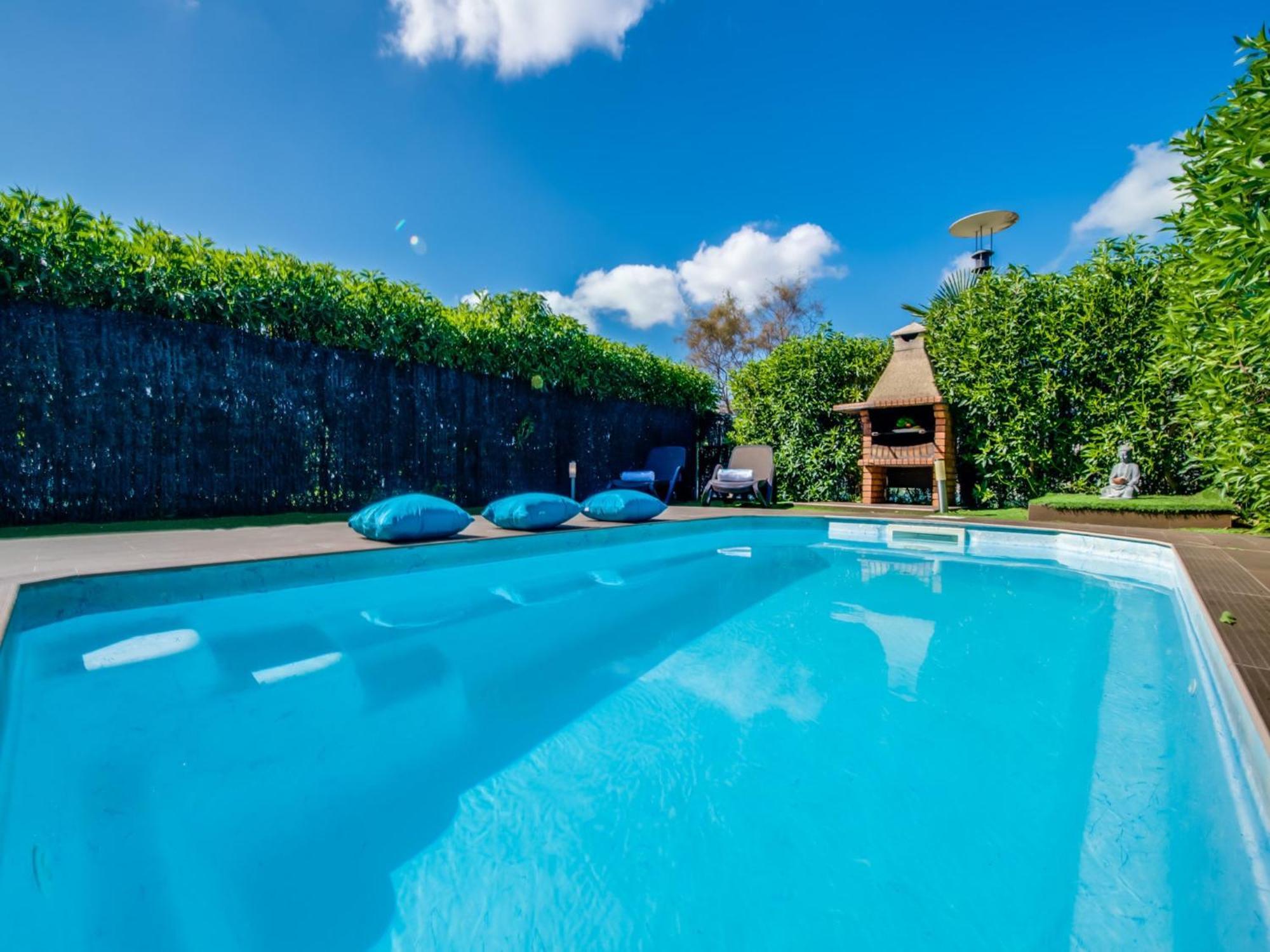 With Swimming Pool Casa de férias